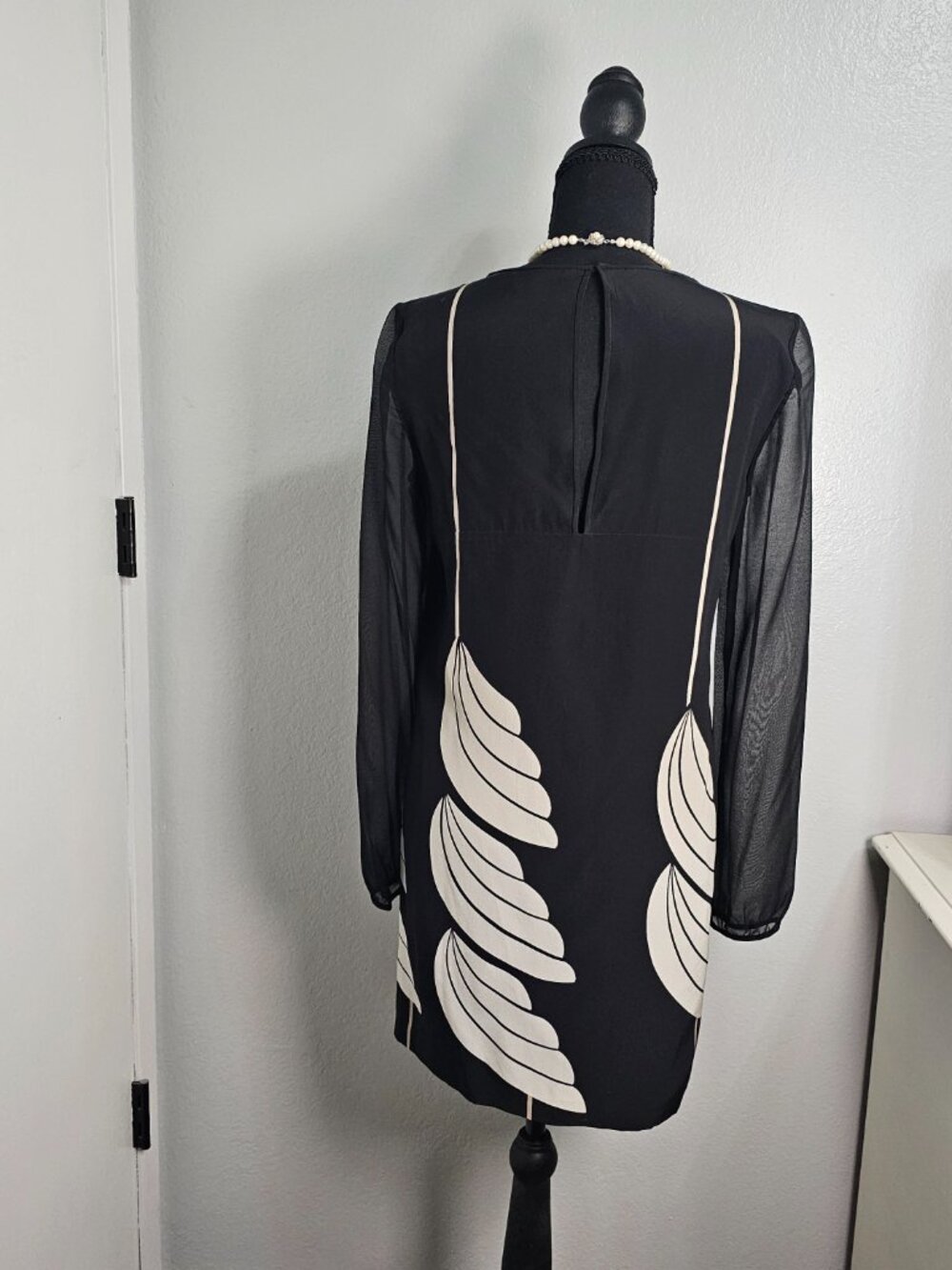 Diane Von Furstenberg Black 100% Silk "Bizzy" Wing Print Sheath Dress Size Small - Picture 3 of 8